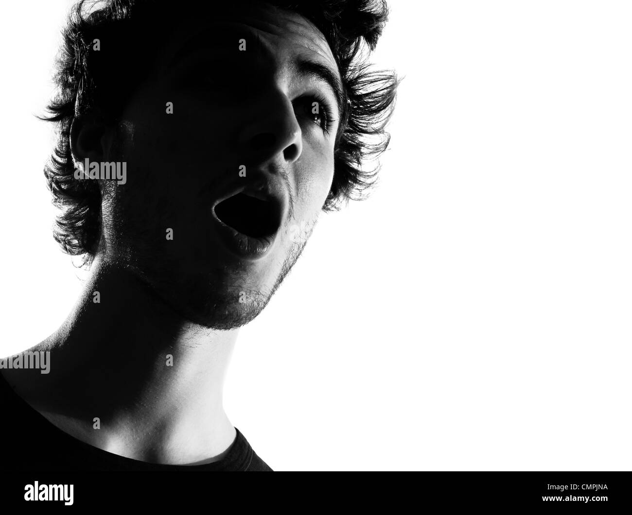 Jeune homme à la silhouette en portrait de studio isolé sur fond blanc Banque D'Images