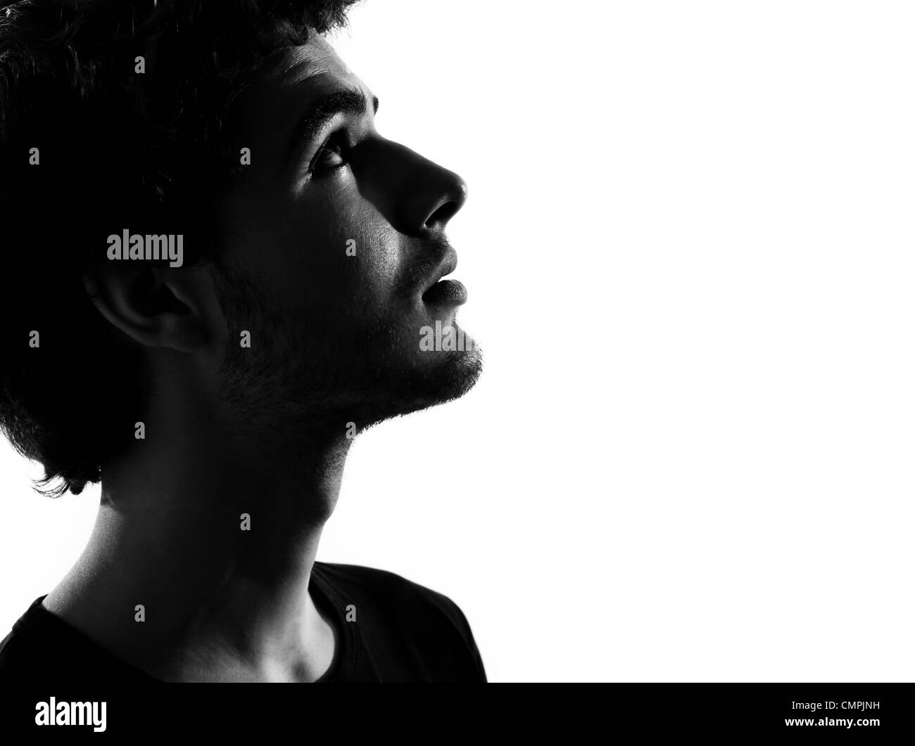 Jeune homme pressé à la silhouette en portrait de studio isolé sur fond blanc Banque D'Images