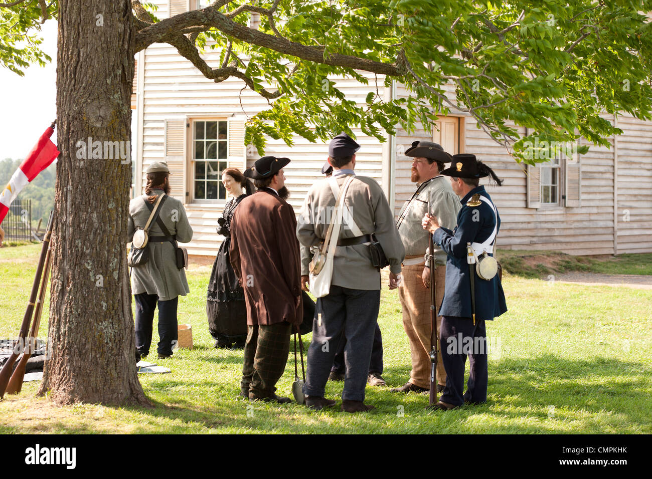 Manassas National Battlefield Park. American Civil War re-enactment à Henry House Hill. Soldats et civils s'arrêtant à discuter Banque D'Images