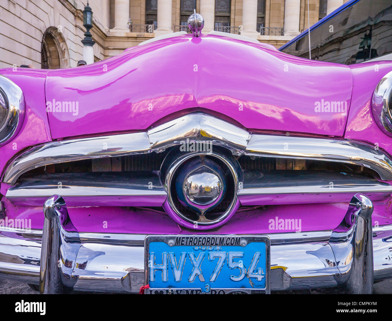 Front End, grill bouclier et capot d'une Ford 1950 classique peint une couleur magenta vif à La Havane, Cuba. Banque D'Images
