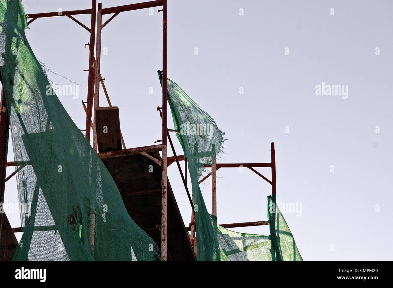 Débris et filet déchiré échafaudage at construction site. Banque D'Images