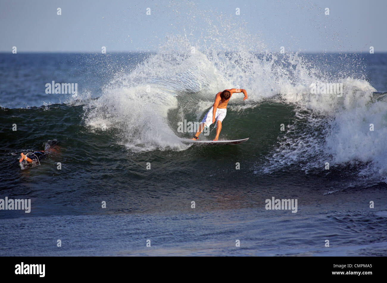 American pro surfer Dane Reynolds surf à Las Flores en El Salvador. Banque D'Images