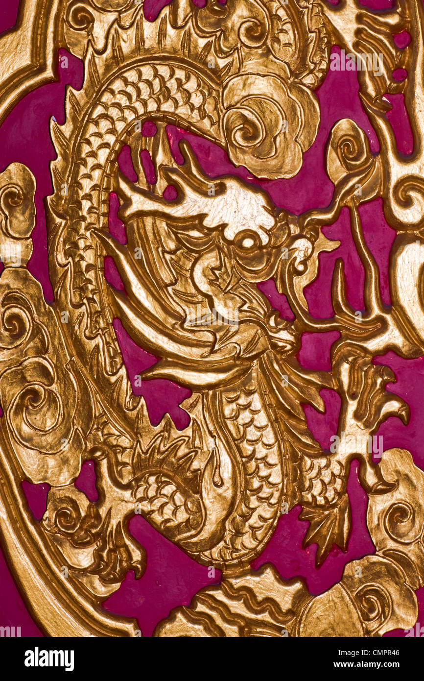 Golden dragon en temple chinois. Banque D'Images