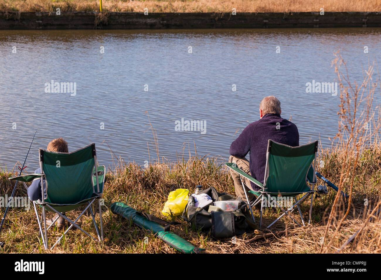 Un homme et un garçon de pêche sur la rivière Waveney en Beccles , Suffolk , Angleterre , Angleterre , Royaume-Uni Banque D'Images