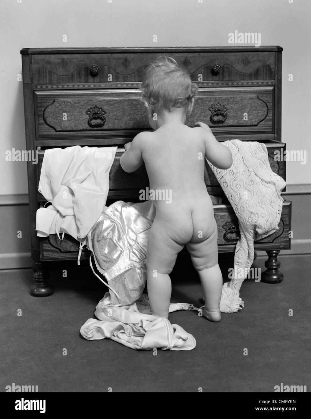 1930 Vue De L Extremite Arriere Du Bebe Nu Tirant Des Vetements D Interieur Tiroir Photo Stock Alamy