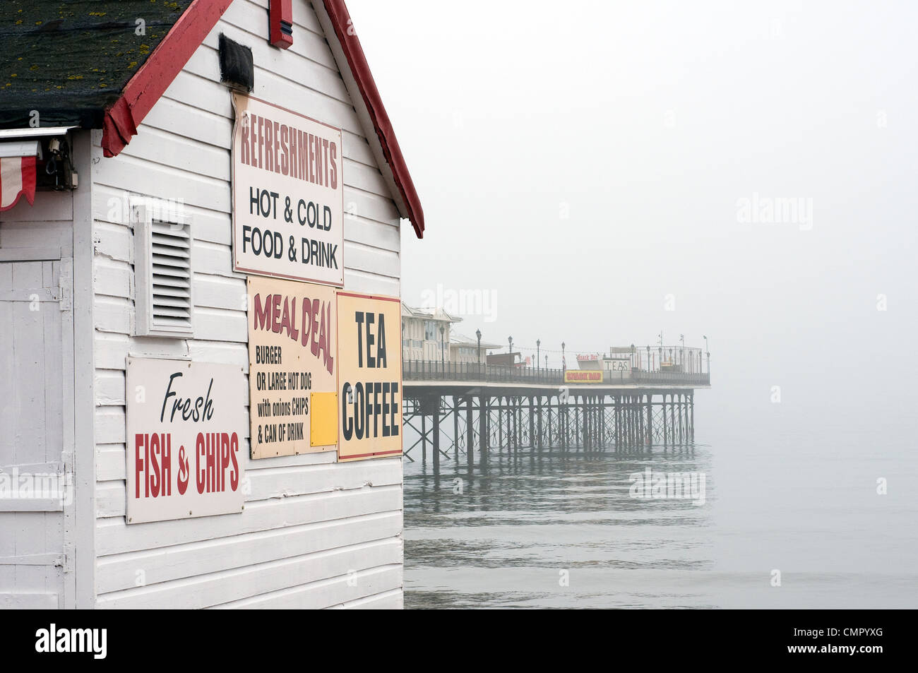 Plage de rafraîchissements, des capacités, Devon, fun, lampe, lumière, jambes, Paignton, Pier, bandes, post, rugueux, mer, vacances chez soi Banque D'Images