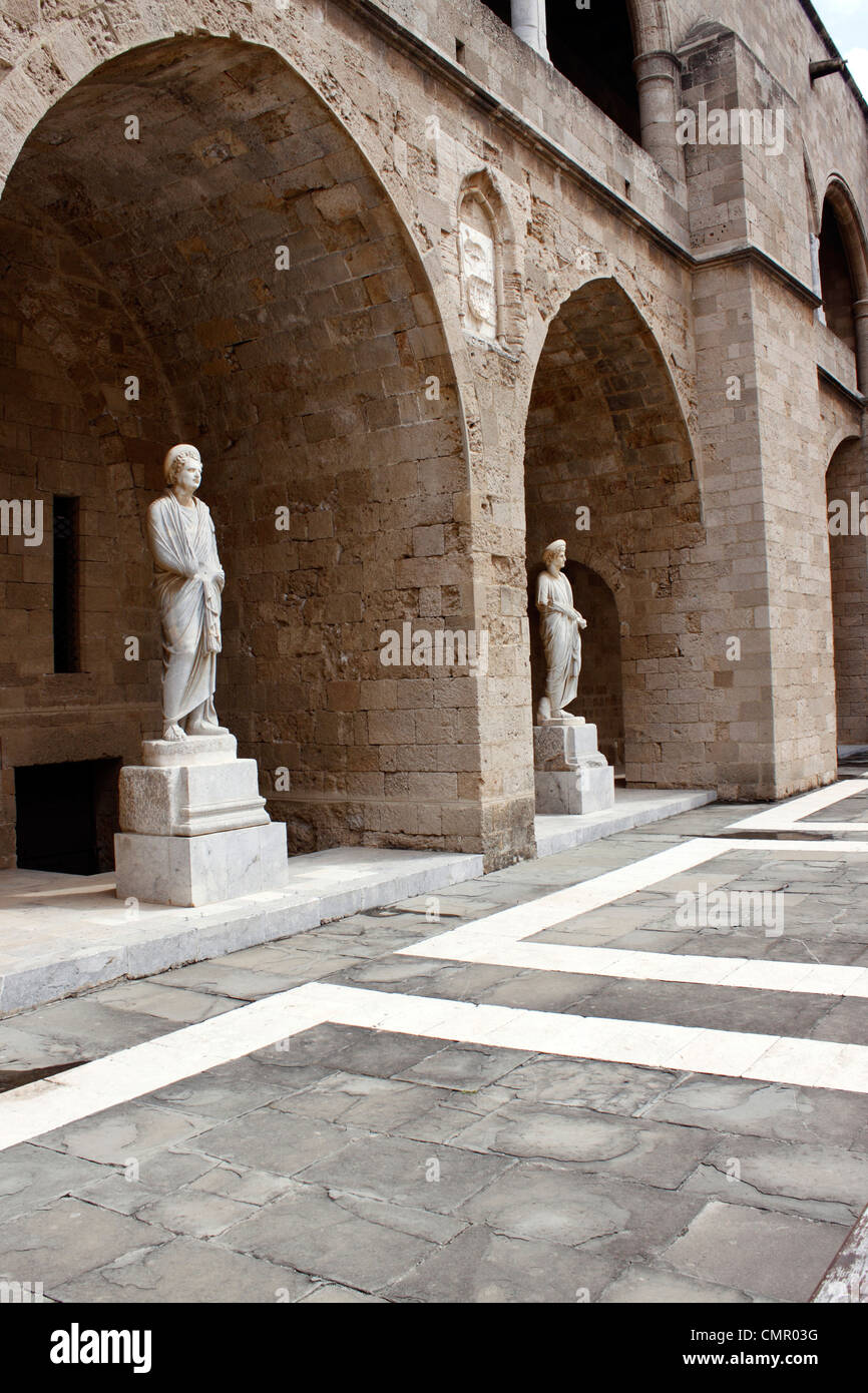 STATUES DE L'époque hellénistique et romaine DANS LA COUR DU PALAIS DU GRAND MAÎTRE. L'île grecque de Rhodes. Banque D'Images