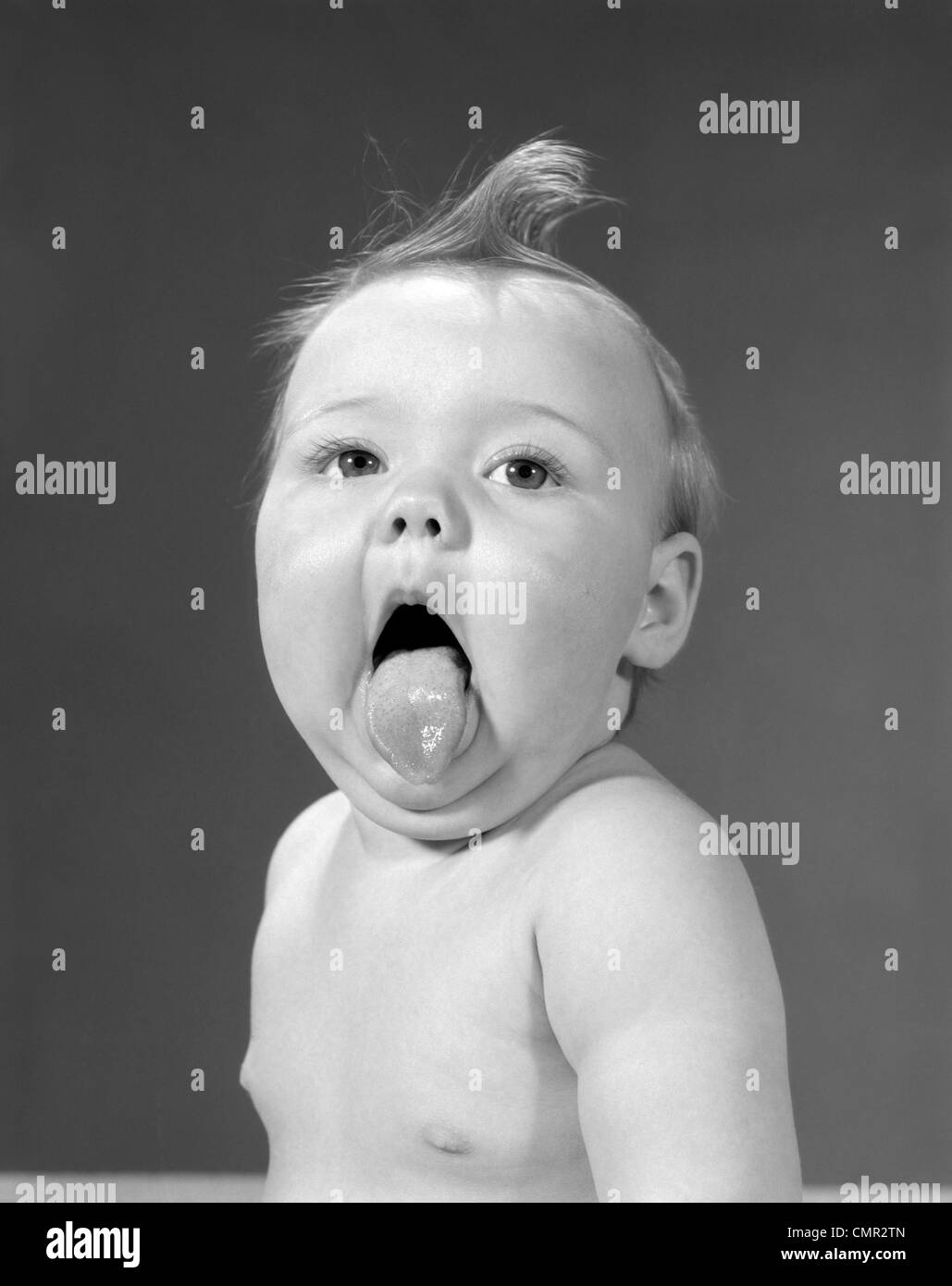 1960 Bebe Avec Boucle Sur Le Dessus De La Tete Et De La Langue Qui Sort Photo Stock Alamy 1960 Bebe Avec Boucle Sur Le Dessus De La Tete Et De La Langue Qui Sort Photo Stock Alamy