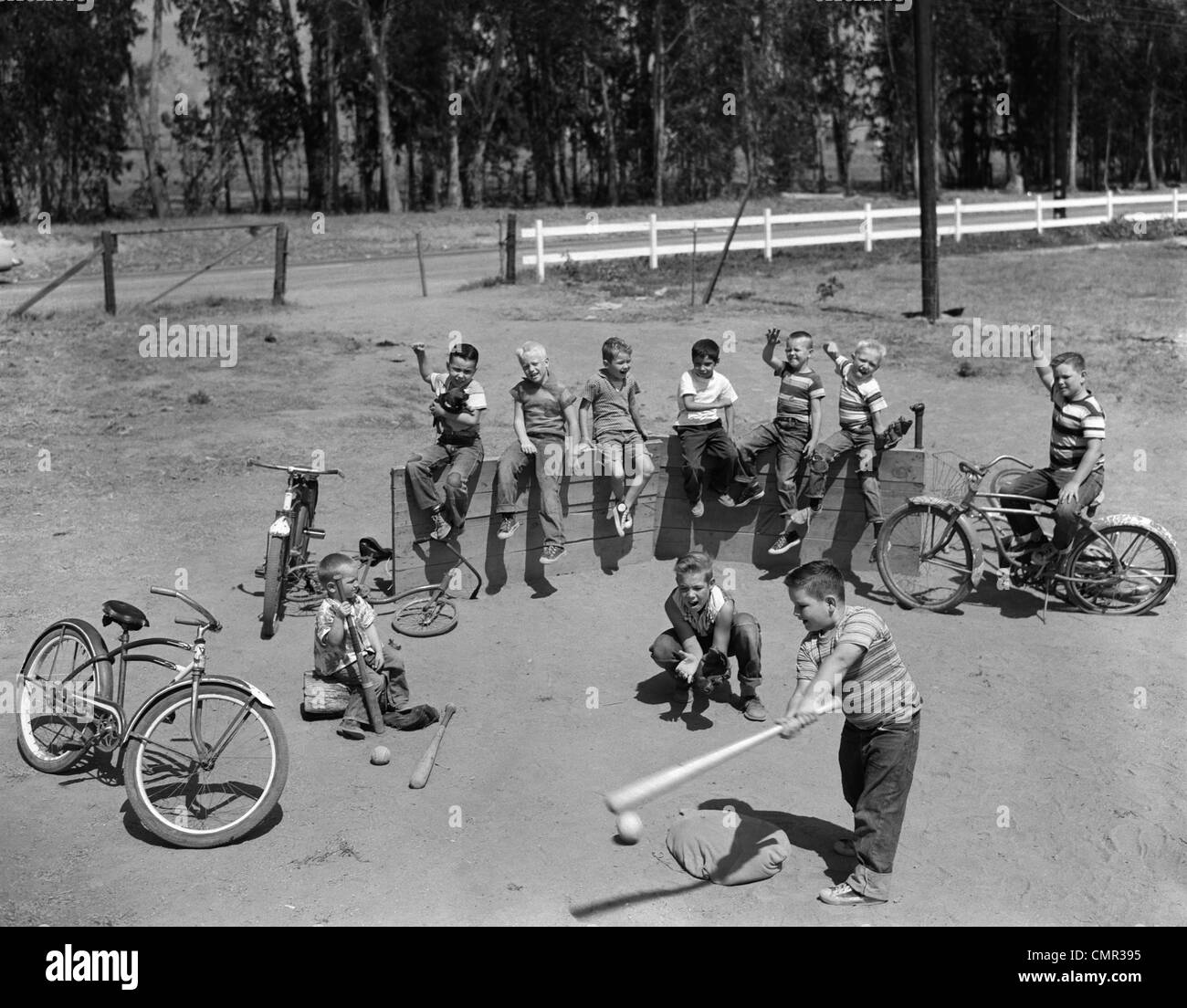 Années 1950, 10 jeunes garçons jouent au quartier BEAUCOUP DE SABLE PLUS BASEBALL TEE SHIRTS JEANS BLEU USURE Banque D'Images