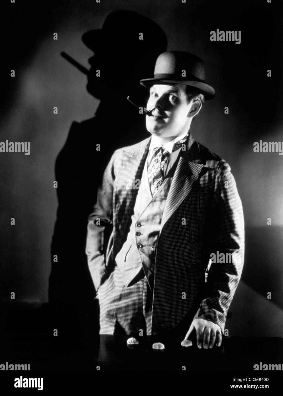 Années 1920 Années 1930 CON UN HOMME PORTANT CHAPEAU MELON JEU SHELL EXPLOITATION SMOKING CIGAR Banque D'Images