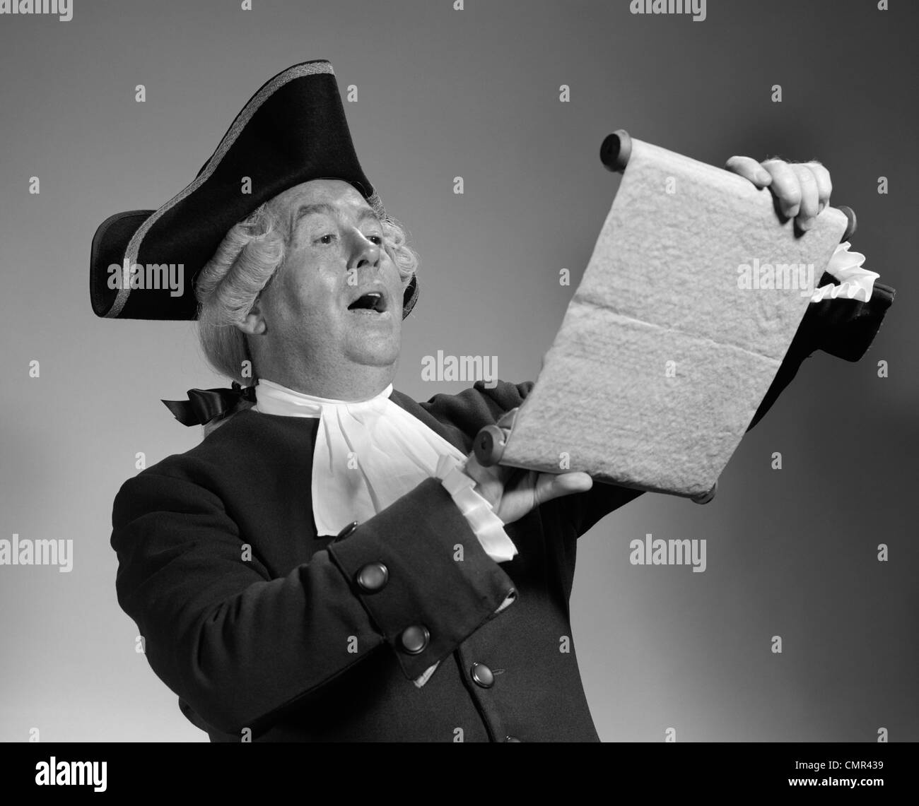 1970 L'HOMME À L'époque coloniale crieur public LECTURE COSTUME HORS DE FAIRE DÉFILER Banque D'Images