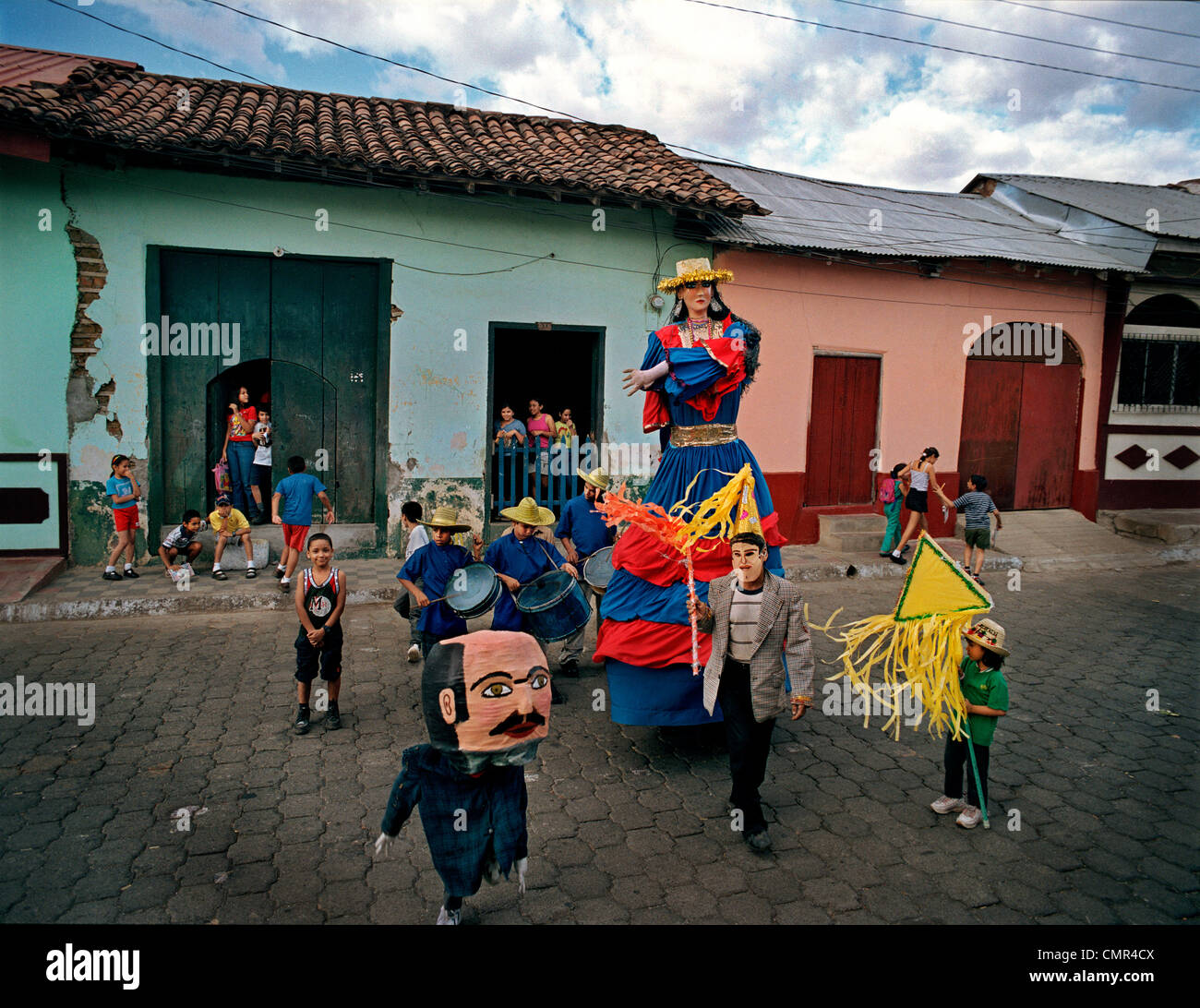 La rue d'un spectacle traditionnel appelé La Gigantona nicaraguayenne, la danse de la femme espagnole, Géant Banque D'Images