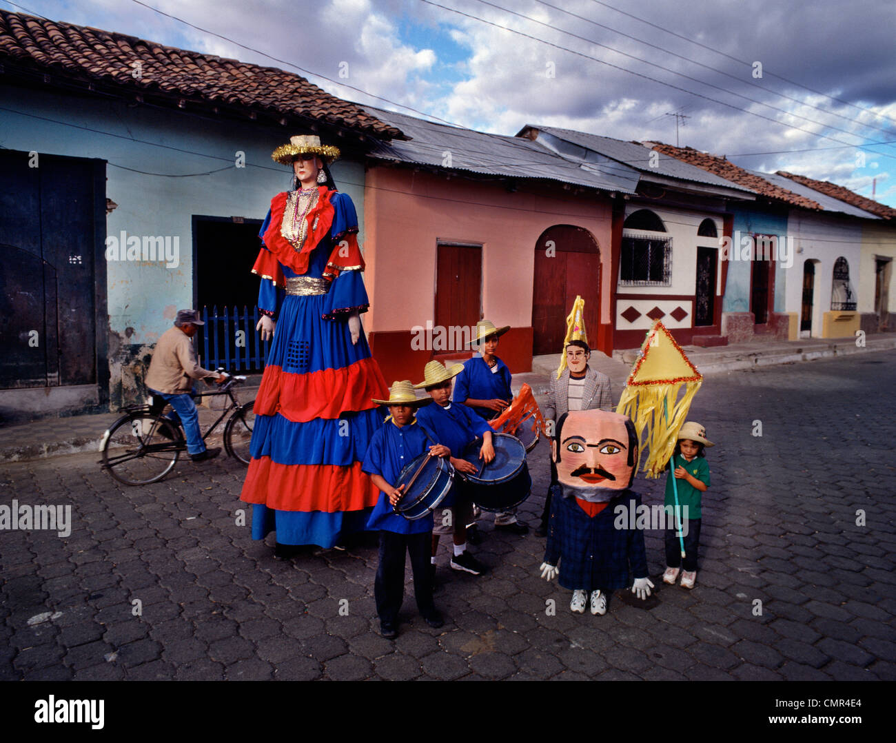 La rue d'un spectacle traditionnel appelé La Gigantona nicaraguayenne, la danse de la femme espagnole, Géant Banque D'Images