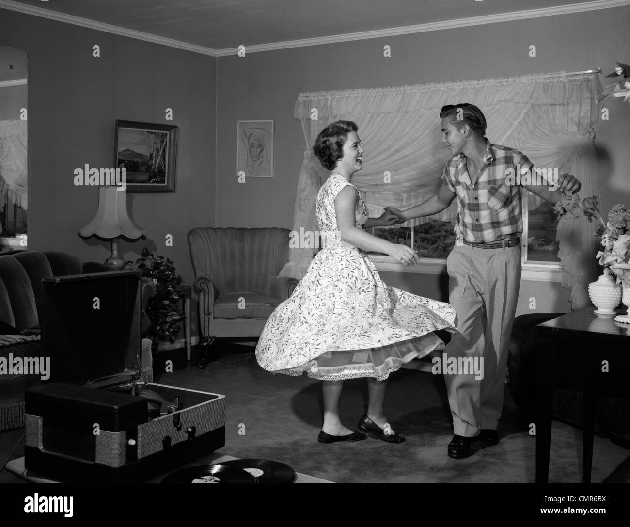 Ann&eacute;es 1950 Ann&eacute;es 1960 TEEN COUPLE DANCING JITTERBUG DANS LA SALLE DE  S&Eacute;JOUR Photo Stock - Alamy