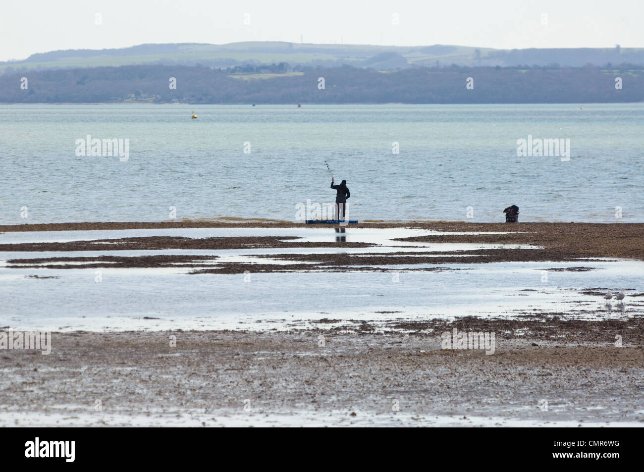 Man fishing off shore Meon - Hampshire UK Banque D'Images