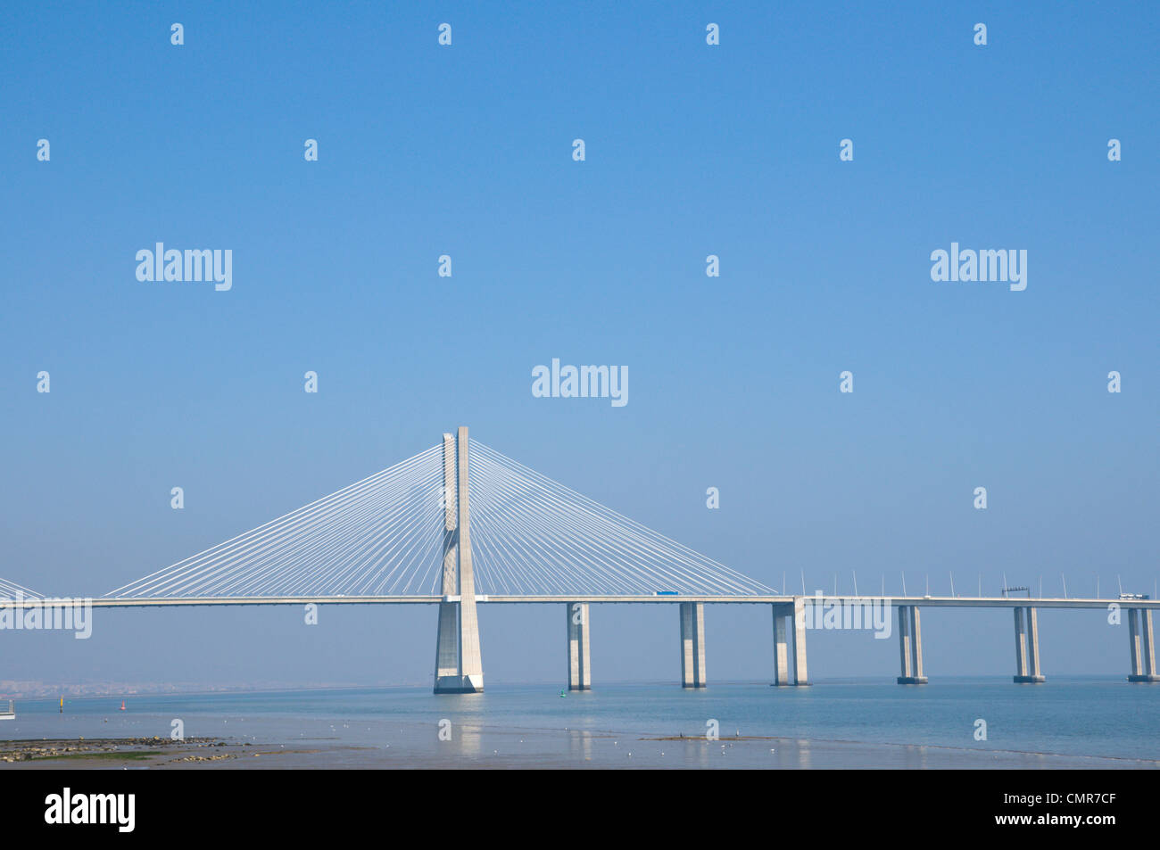 Ponte pont Vasco de Gama (1992) par Armando Rito crossing river Tejo Lisbonne Portugal Europe Banque D'Images