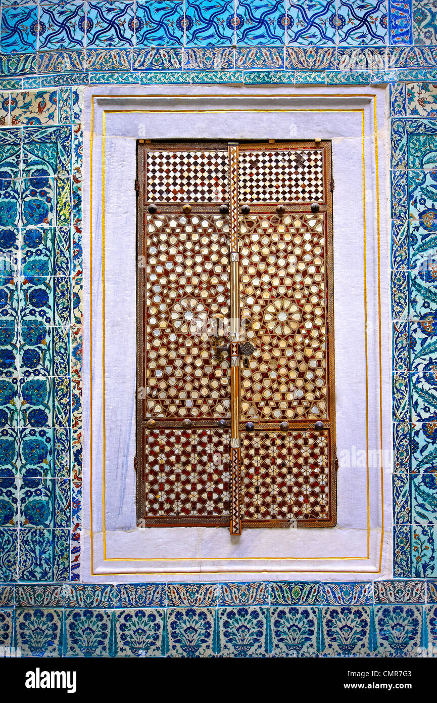 Murs et sol carrelé Iznik incrusté porte de la le Harem du Palais de Topkapi, Istanbul, Turquie Banque D'Images