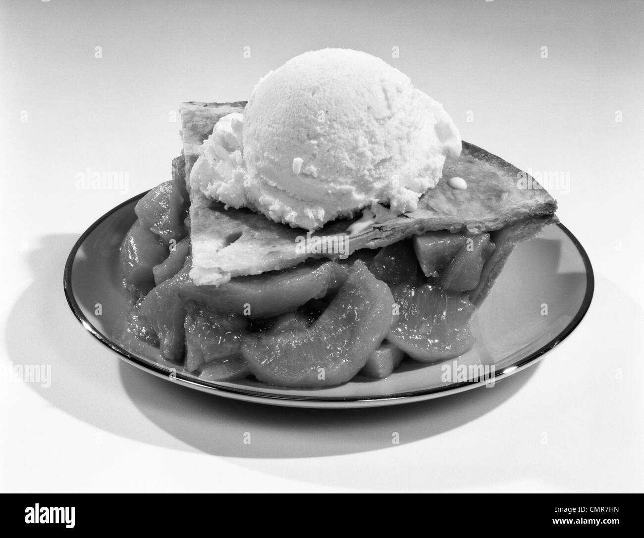1960 STILL LIFE DE TRANCHE DE TARTE AUX PÊCHES À LA CRÈME DE GLACE À LA VANILLE SUR LE DESSUS Banque D'Images