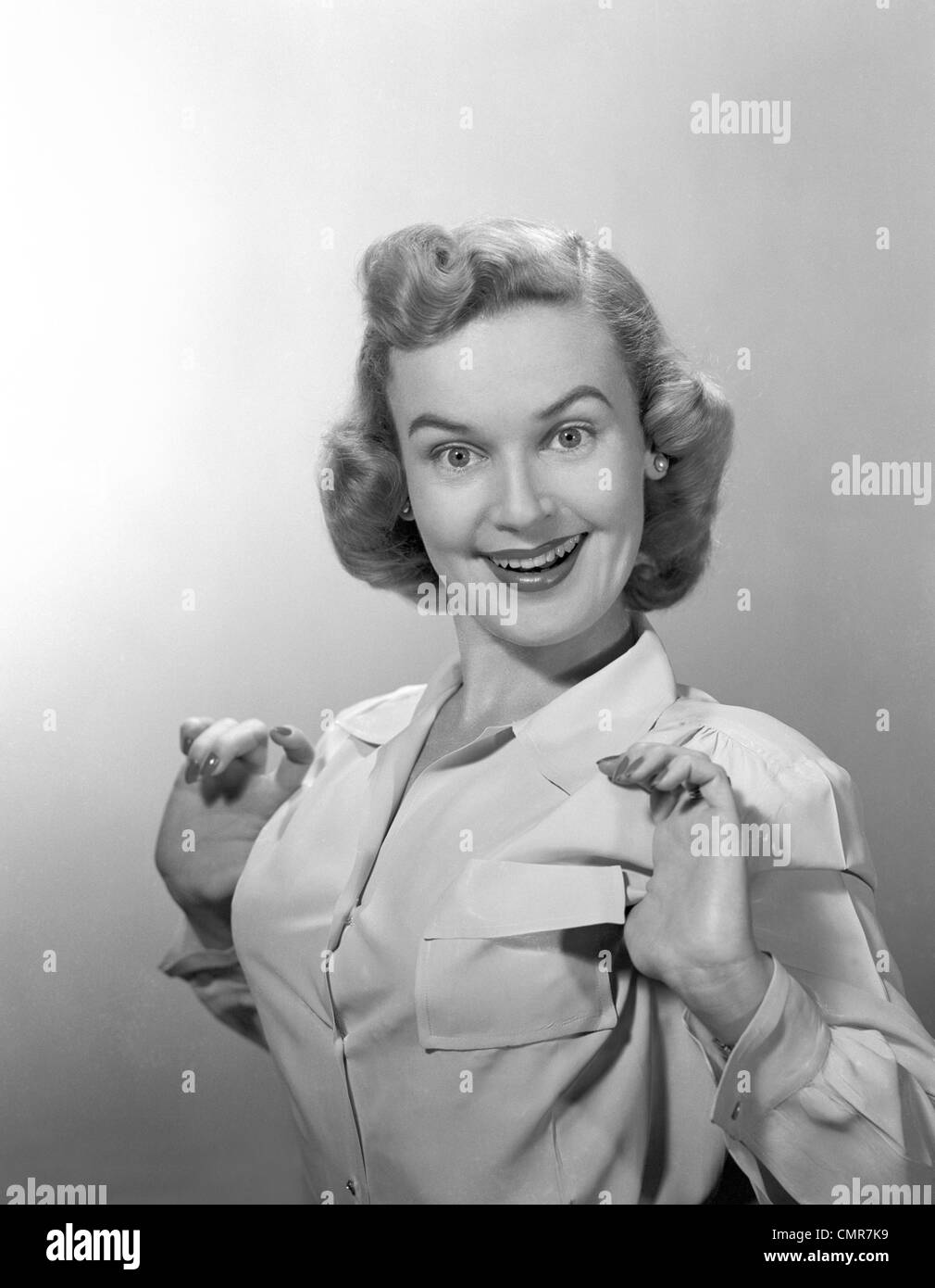 1950 PORTRAIT DE FIERS SMILING WOMAN Banque D'Images