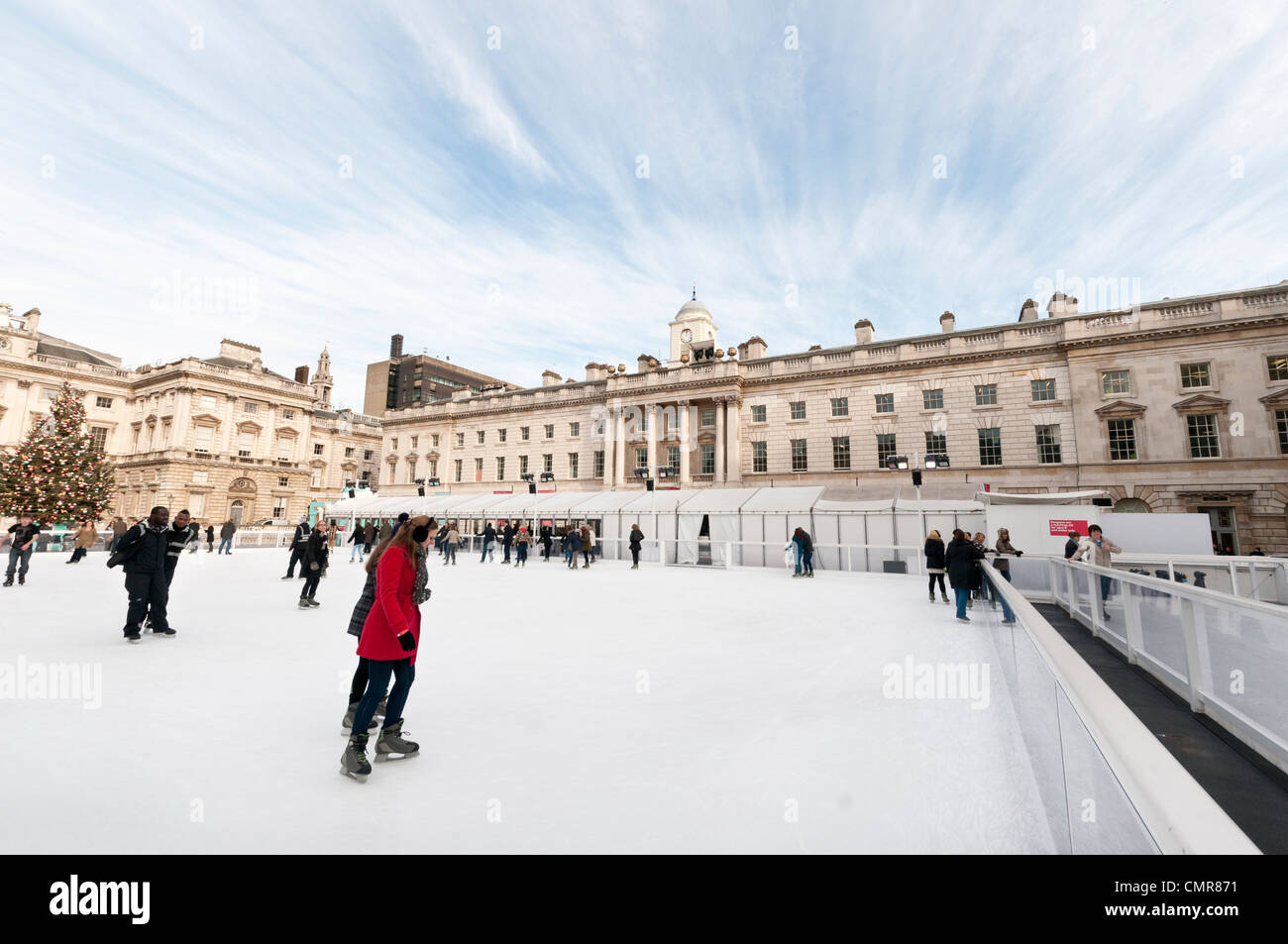 Le patinage sur la patinoire saisonnière à Somerset House, Londres Banque D'Images