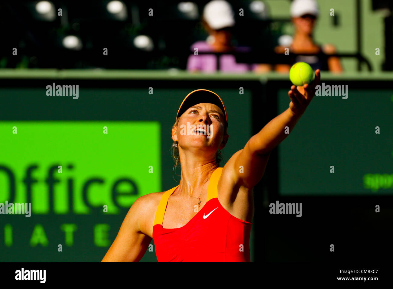 Maria Sharapova de Russie sert contre Sloane Stephens des USA pendant la journée 6 de la Sony Ericsson Open, à Crandon Park Center. Banque D'Images