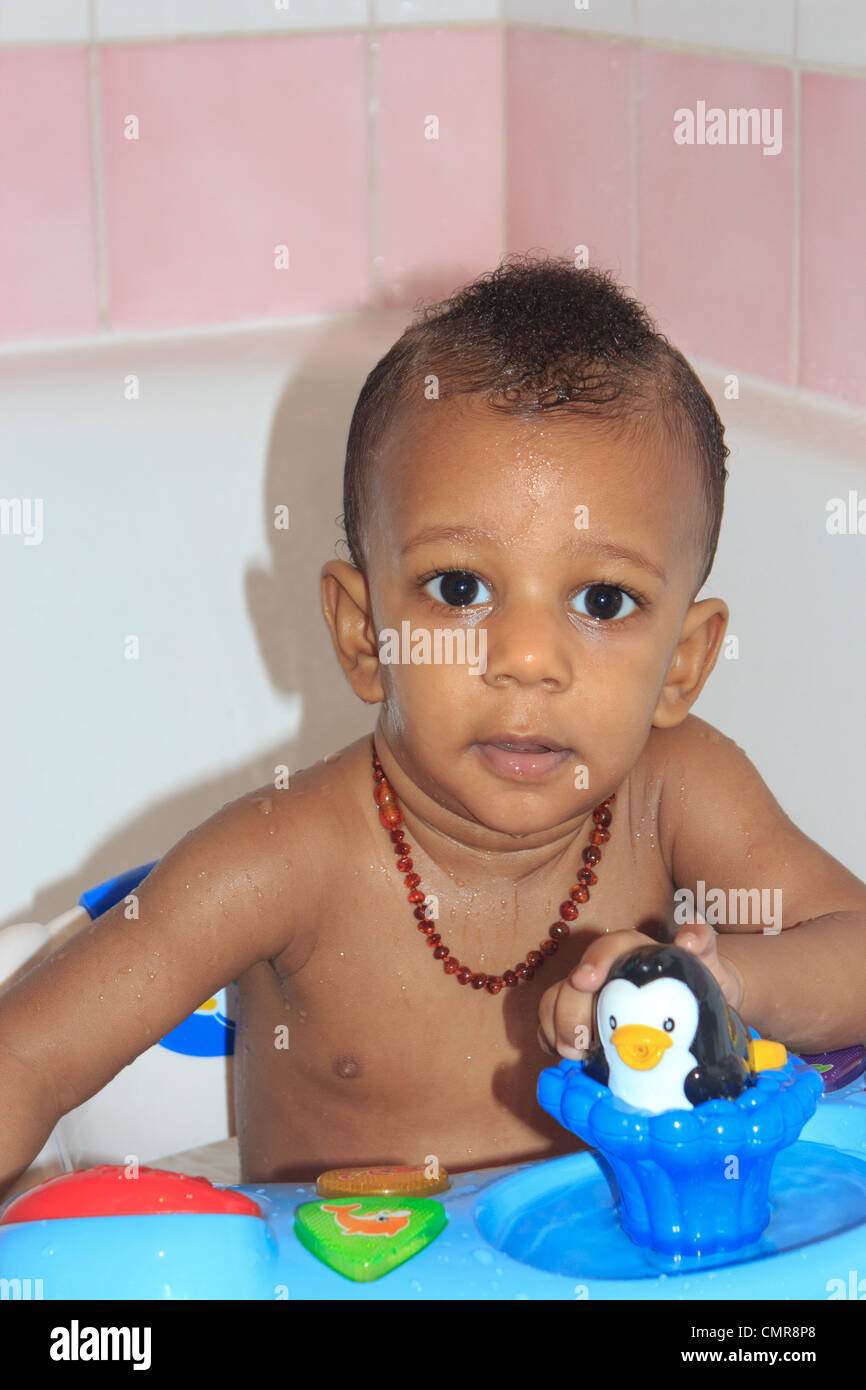 African American Baby Dans La Baignoire Avec Toy Noir Metisse Photo Stock Alamy