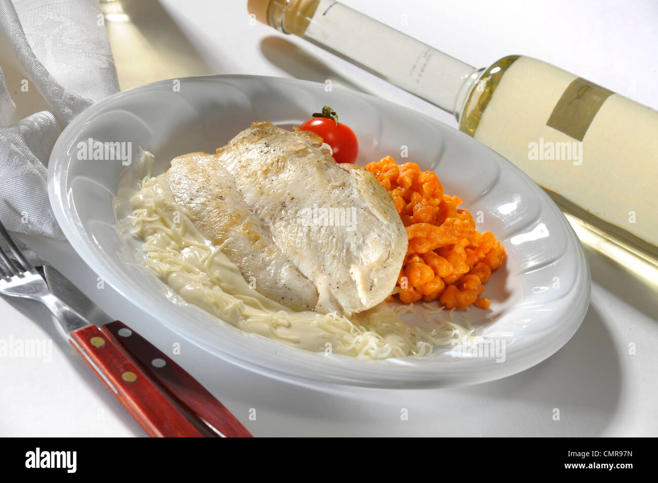 Steak de poulet avec sauce au fromage et poivre noodles Banque D'Images