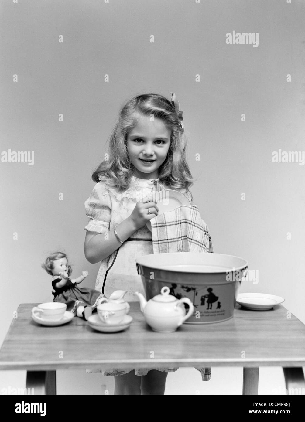 1940 Petite fille enfant poupée jouet ET SÉCHAGE LAVE-VAISSELLE Photo Stock  - Alamy