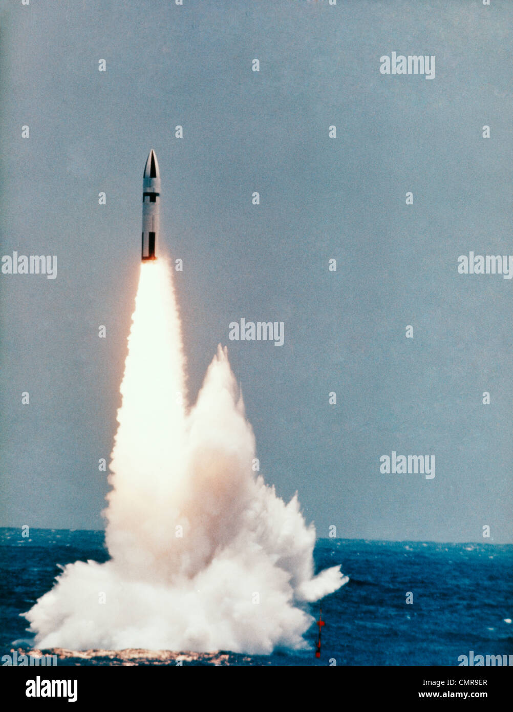 1960 LANCEMENT DE MISSILES POLARIS A-3 DU SOUS-MARIN USS DANIEL BOONE Banque D'Images