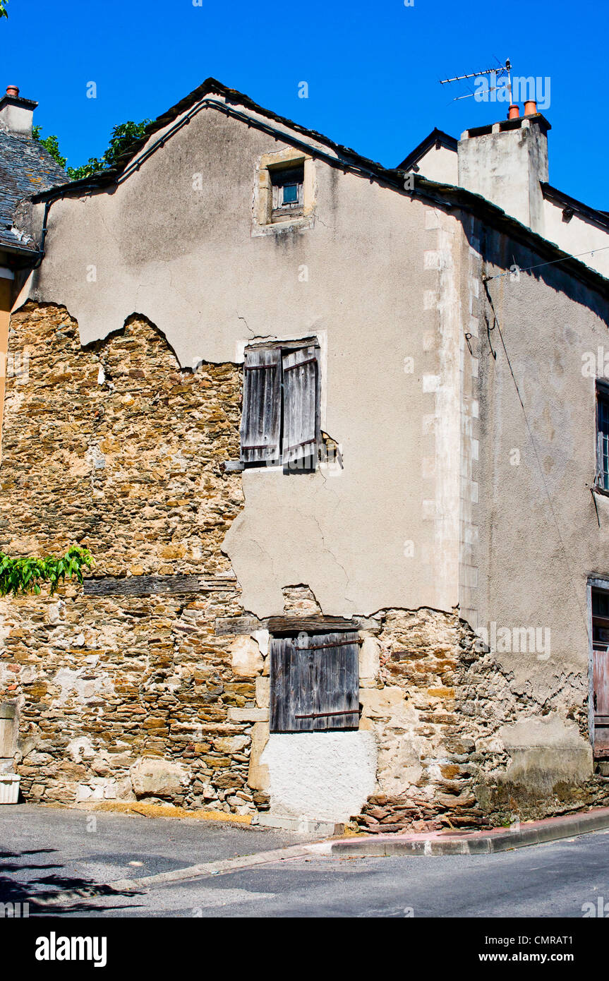 Maison de village en ruine à Naucelle dans la région Midi Pyrénées de la France. Banque D'Images