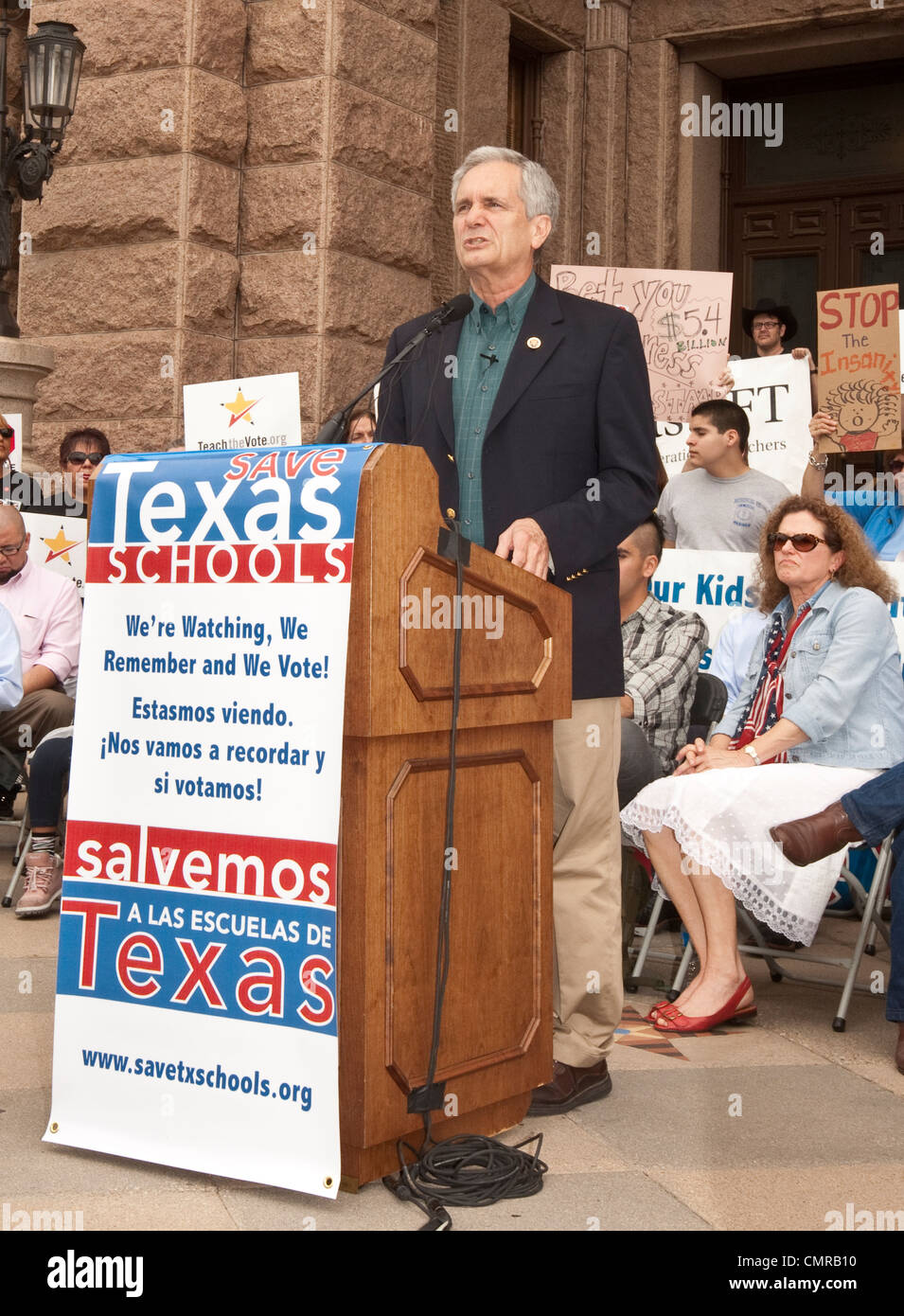 M. Lloyd Doggett parle à des centaines se sont réunis à la Texas Capitol pour le sauver de l'école du Texas pour protester contre les réductions budgétaires rallye Banque D'Images