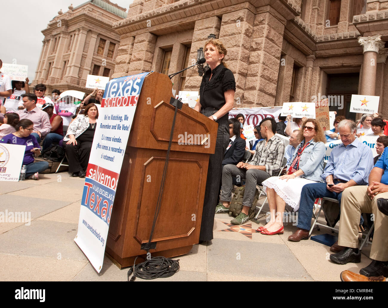 Le sénateur Wendy David parle à des centaines se sont réunis à la Texas Capitol pour le sauver de l'école du Texas pour protester contre les réductions budgétaires rallye Banque D'Images