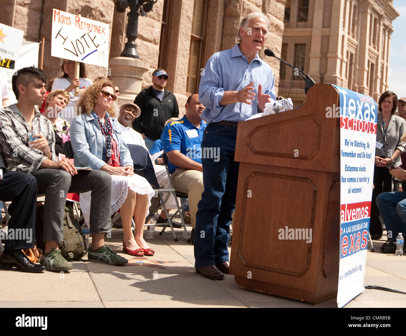 Le sénateur Kirk Watson parle à des centaines se sont réunis à la Texas Capitol pour le sauver de l'école du Texas pour protester contre les réductions budgétaires rallye Banque D'Images