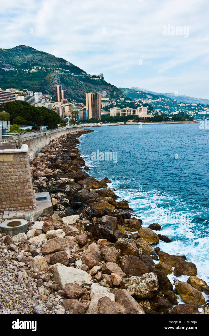 Rochers le long de la mer Méditerranée, à Monaco. Banque D'Images