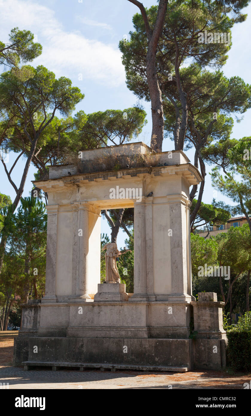 Statue sans tête dans la Viale del Museo Borghese dans les jardins de la Villa Borghèse à Rome Banque D'Images