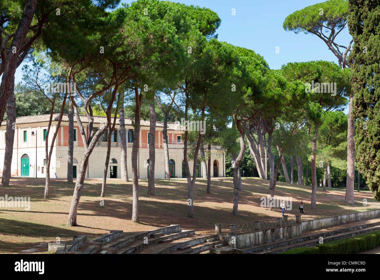 Équitation à côté de la Piazza di Siena dans jardins Borghèse à Rome Banque D'Images