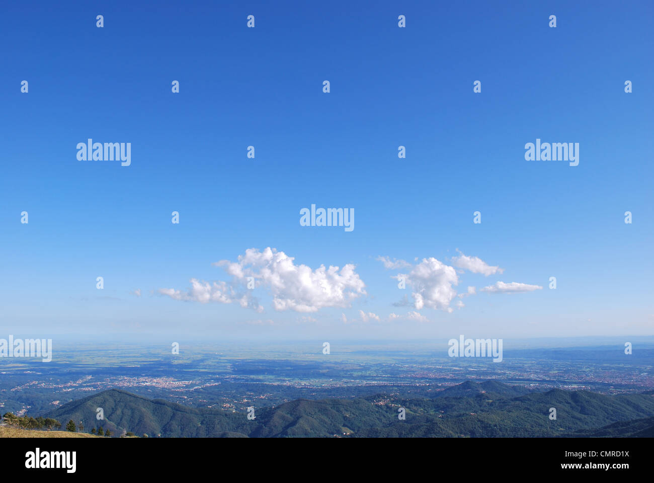 Vue panoramique imprenable sur la vallée du Pô de montagnes des Alpes, Bielmonte, Piémont, Italie Banque D'Images