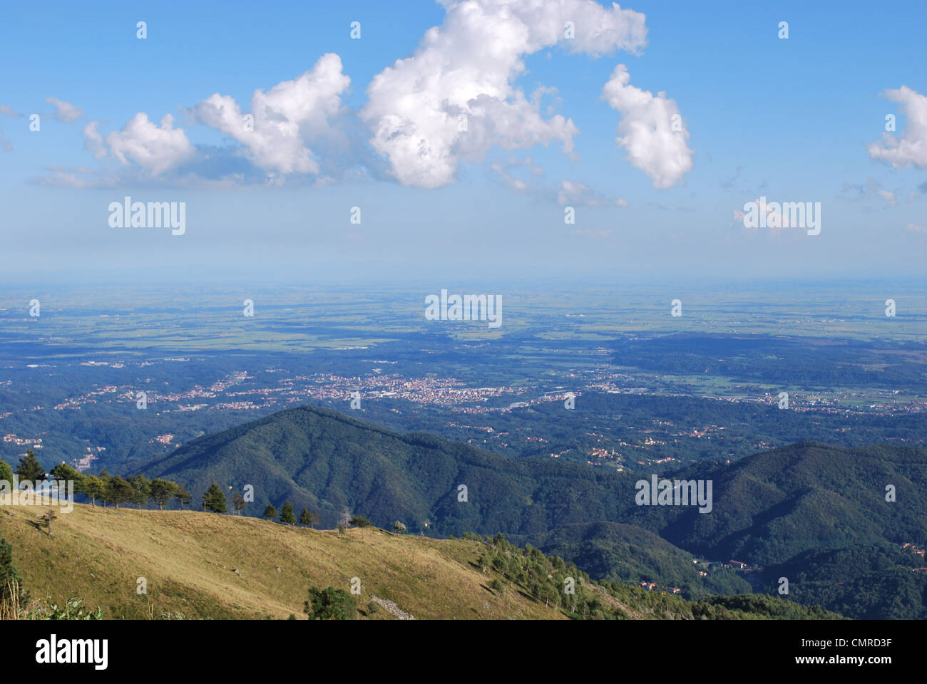 Vue panoramique imprenable sur la vallée du Pô de montagnes des Alpes, Bielmonte, Piémont, Italie Banque D'Images