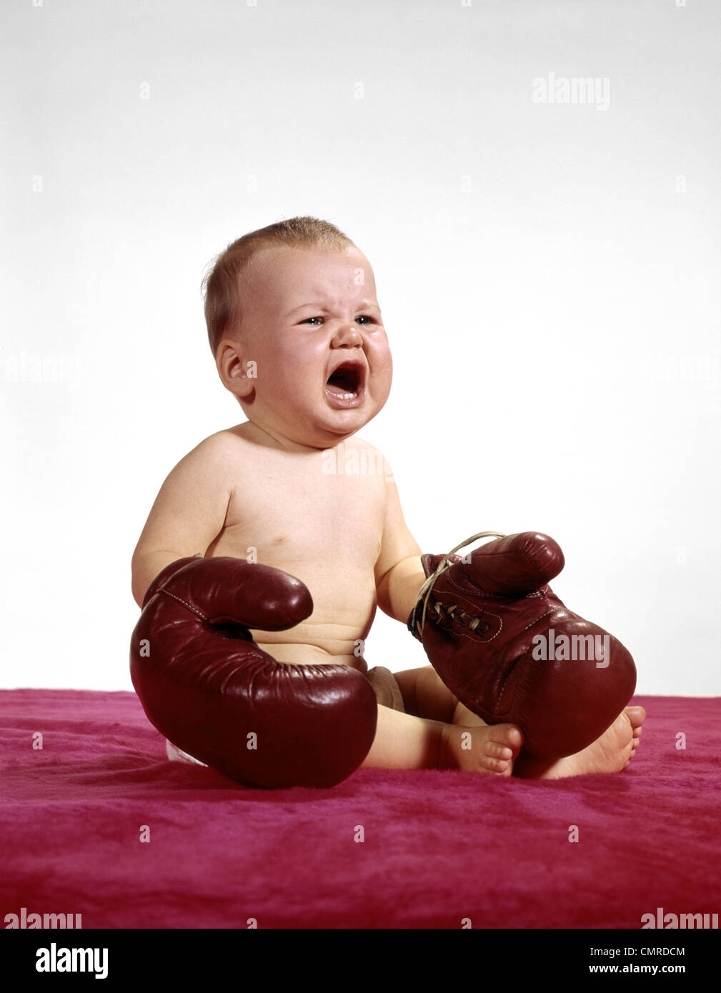 1960 Pleurer Bebe Portant Des Gants De Boxe Grand Photo Stock Alamy