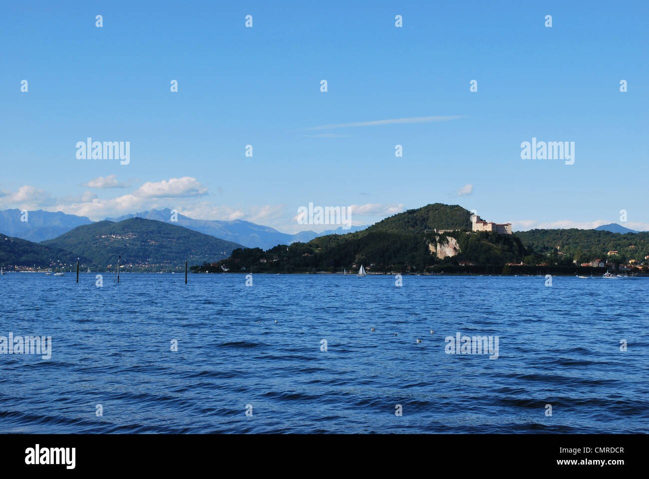 Vue panoramique sur le lac Majeur, la ville de Arona Angera château en arrière-plan, Italie Banque D'Images