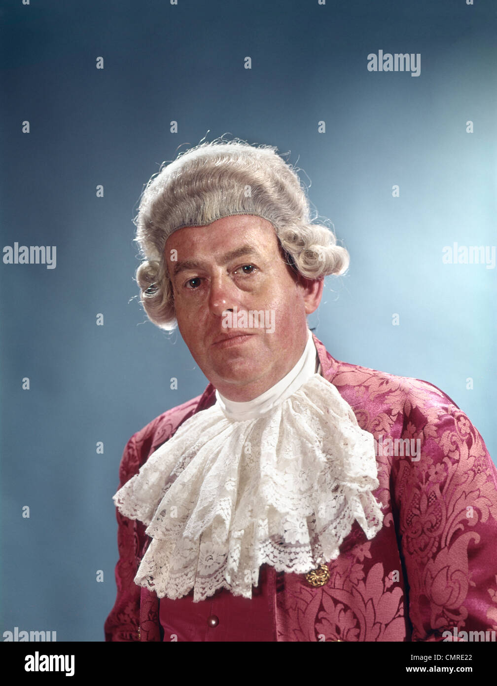 1960 L'HOMME DU 18E SIÈCLE PORTENT COSTUME COLONIAL PERRUQUE PERRUQUE  PORTRAIT LOOKING AT CAMERA Photo Stock - Alamy