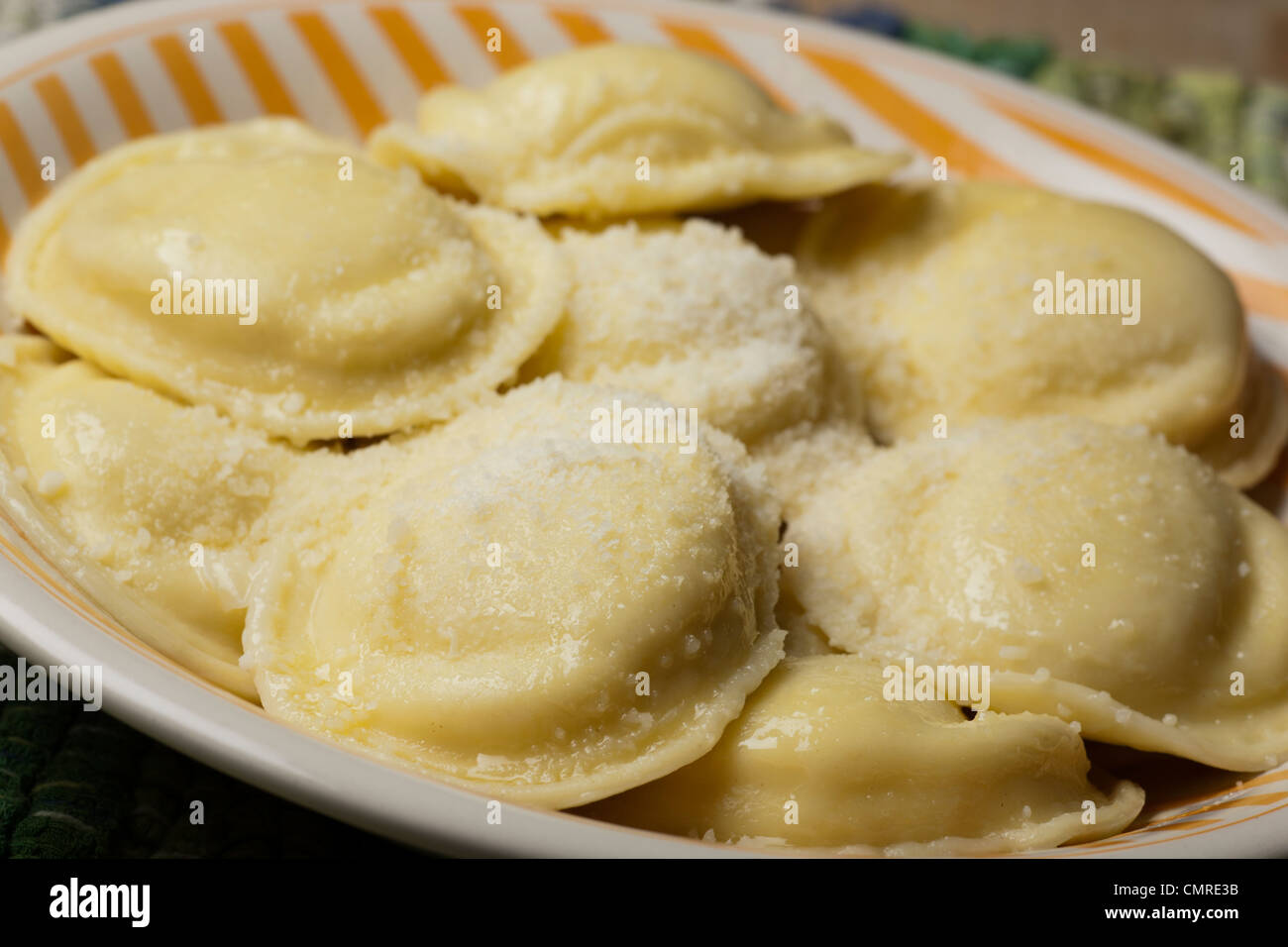 Assiette de fromage rond Ravioli Banque D'Images