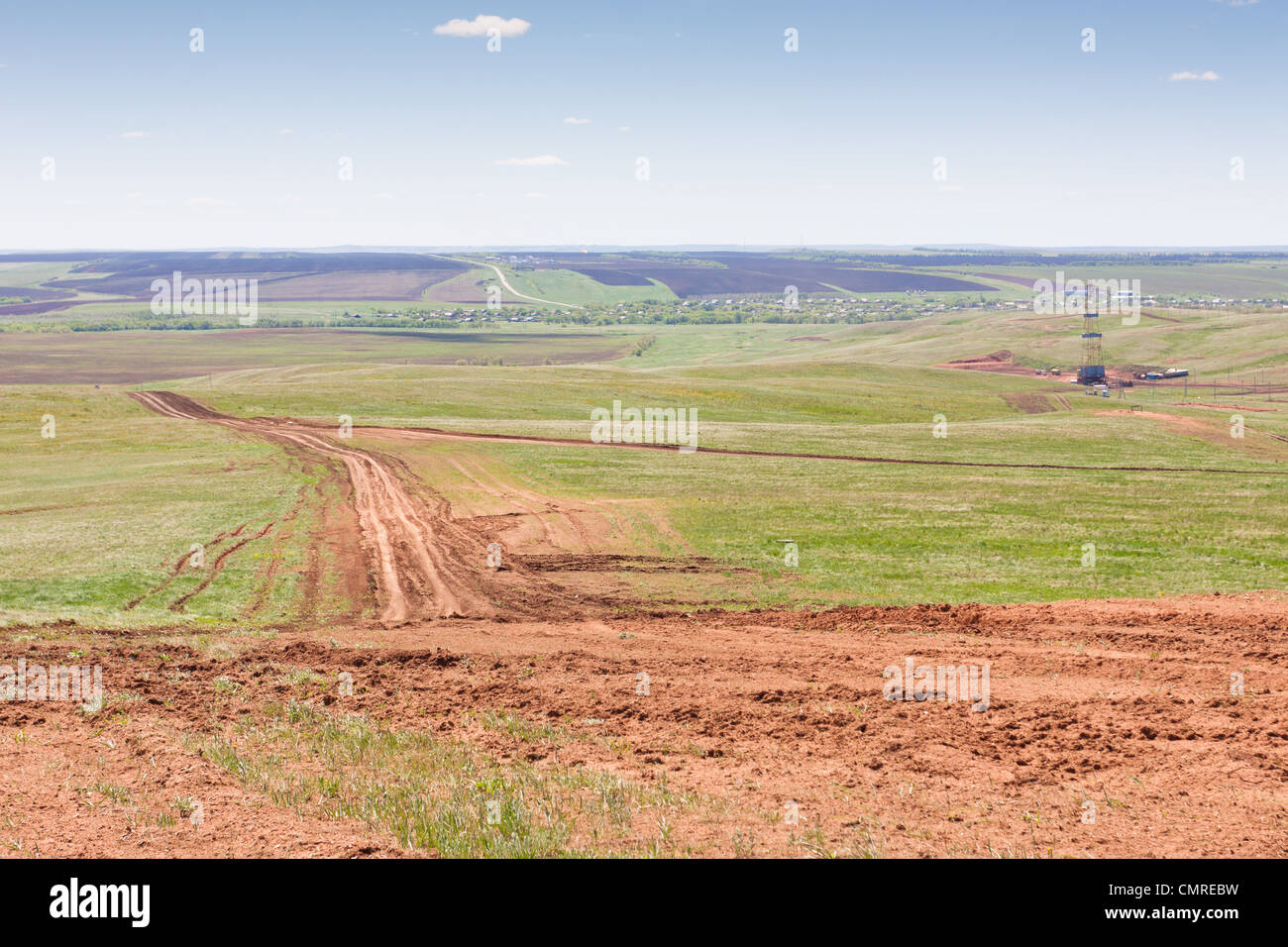 Vue sur le champ d'huile dans la steppe d'Orenbourg, Russie Banque D'Images