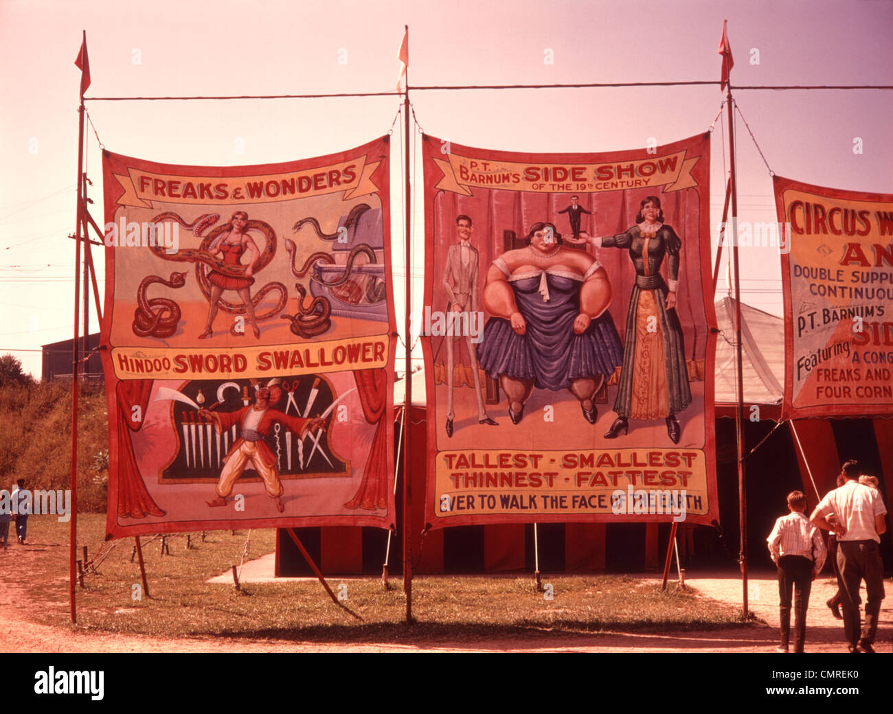 1970 toiles peintes AFFICHES BANNIÈRES SIDESHOW CIRQUE CARNAVAL Banque D'Images