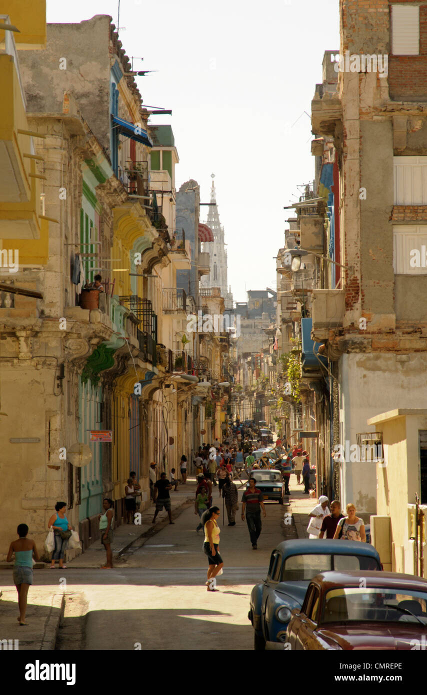 La vie quotidienne dans une rue de la vieille Havane, Cuba Banque D'Images