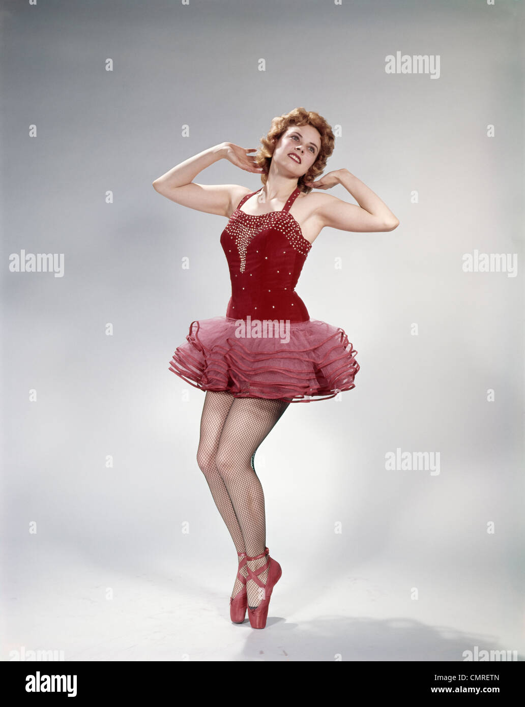 1960 TEEN FILLE FEMME COSTUME en velours rouge FILET BAS RÉSILLE ROSE TUTU  DANSE POSENT EN POINTE Photo Stock - Alamy
