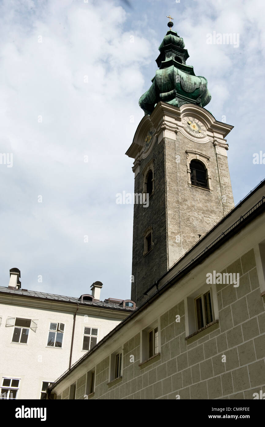 Une photo de l'angle au sommet d'une tour de l'horloge de l'église conçue de façon traditionnelle. Banque D'Images