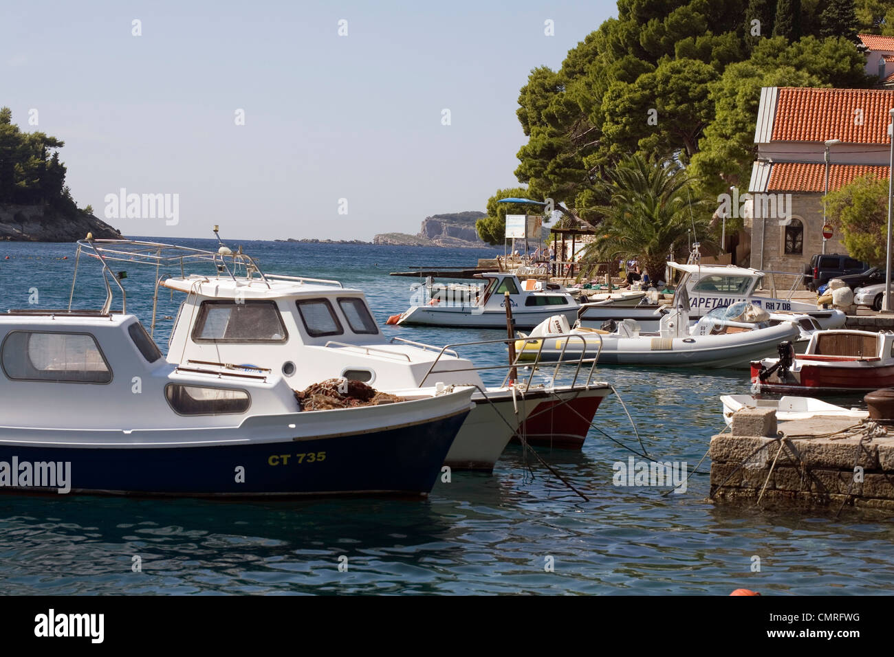 Les petits bateaux de plaisance et de pêche par le front de mer de la ville de Cavtat près de Dubrovnik Dalmatie Banque D'Images