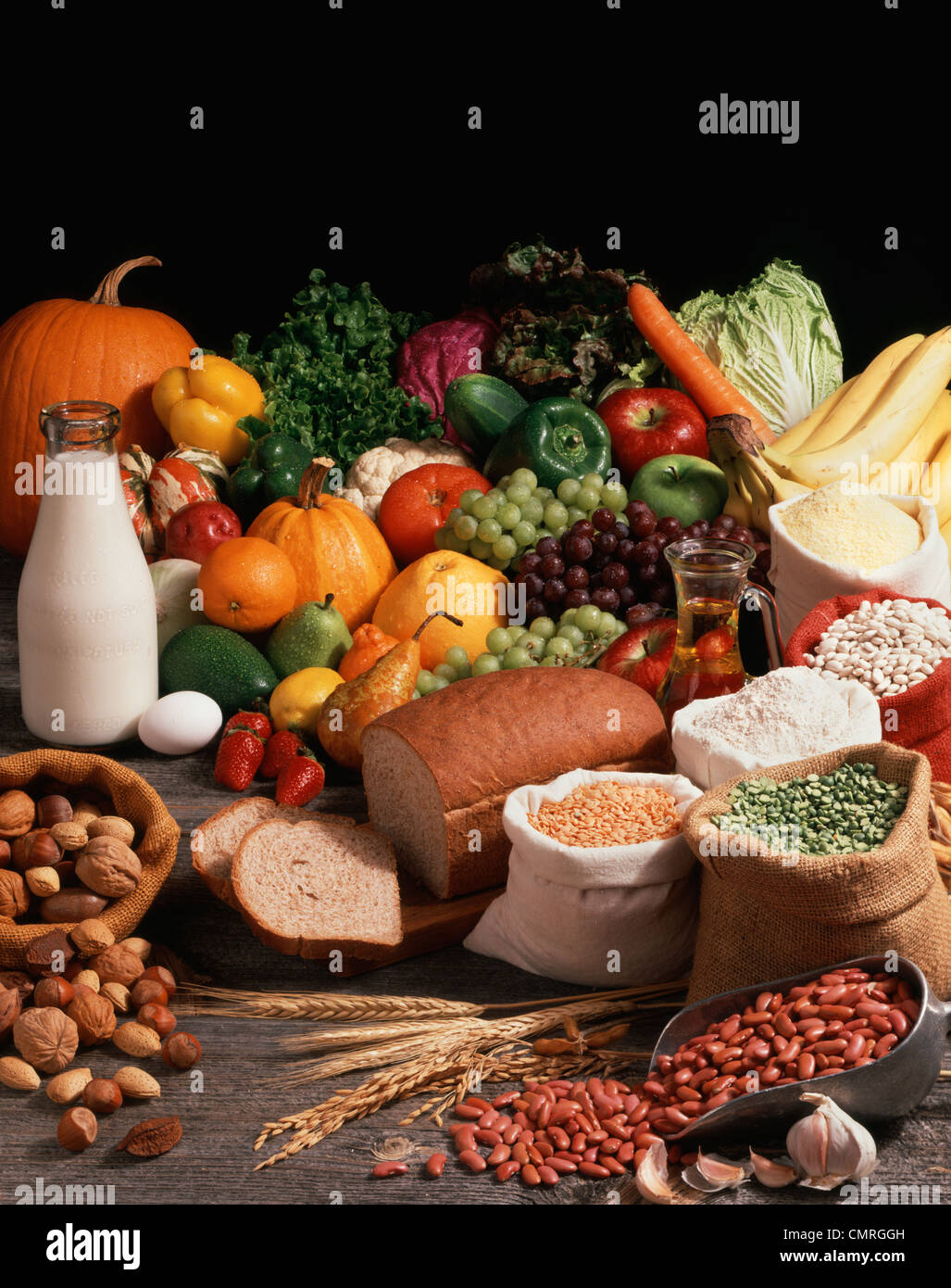 Années 1990 lacto-ovo-végétarien groupes alimentaires Lait Oeufs Céréales Légumineuses HARICOTS NOIX FRUITS ET LÉGUMES NUTRITION PAIN Banque D'Images