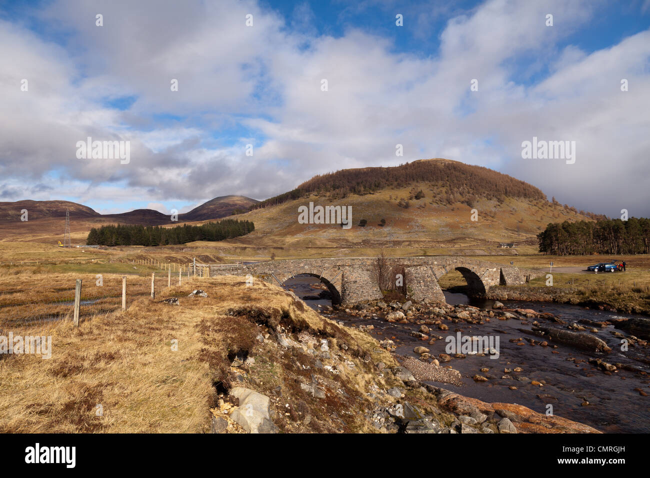 Le Général Wade's Bridge et la rivière Spey à Garva dans les highlands écossais Banque D'Images